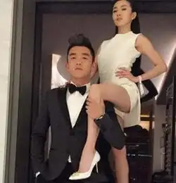 郑恺牵女友看豪宅女友是典型的abc女孩作风大胆豪放图