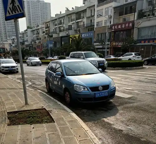 太危险女子竟坐天窗招摇过市