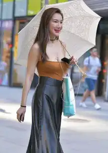 长发小姐姐一袭吊带裙胸前的事业线让人移不开眼