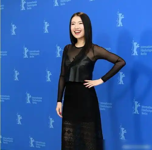 中国女星再现蹭红毯,在红毯上滞留一小时,范冰冰后继有人了