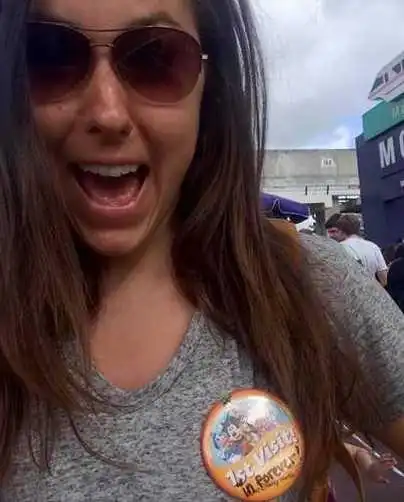 女孩拿着22年前的迪士尼门票没想到能入园获得意想不到的礼物