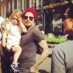 小贝绝对是世界上最爱遛女儿的老爹