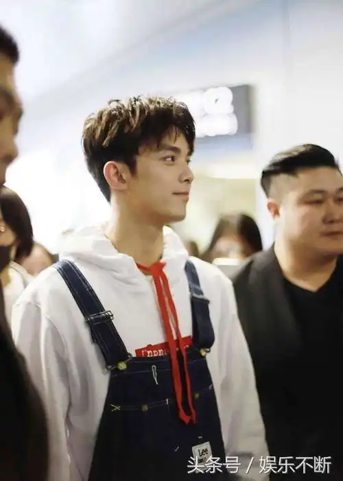 他是今年北影艺考的第一名,身穿背带裤的他笑起来特别的迷人