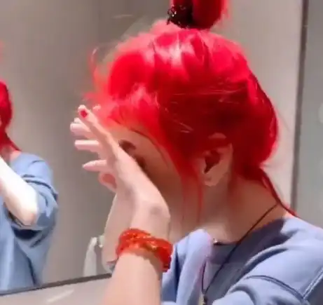 奇闻女孩被一款发色吸引,拿起手机拍照时,网友樱木花道