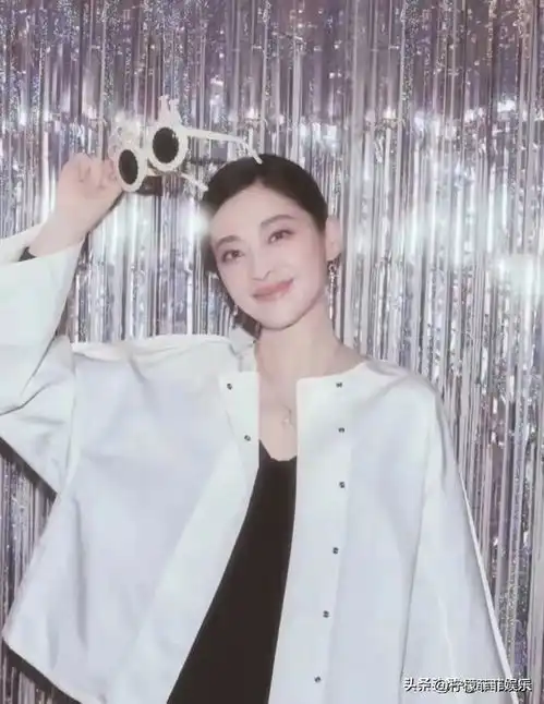 50岁梅婷在南京庆生,老公大花臂纹身抢镜女儿跟梅婷共用一张脸