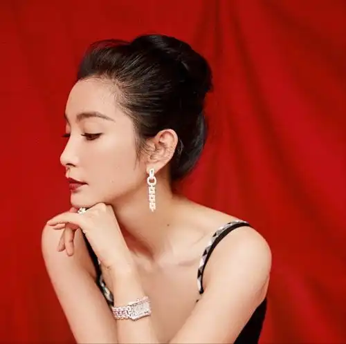 40太适合黑白配色了,优雅知性气质十足,李冰冰穿了都上头