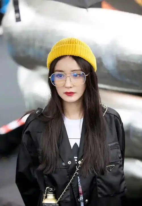 杨幂文艺风搭配高调现身,全黑look太好看,不愧是女王