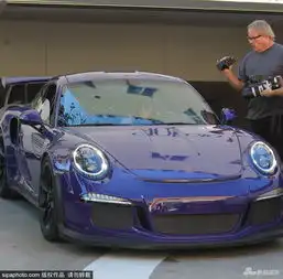 组图卡戴珊前变性继父驾驶豪车外出涂粉色指甲少女心爆表