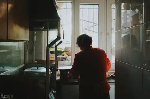 孕妇怀胎9月腹痛离世,狠心婆婆坚持剖腹取子,医生怒了