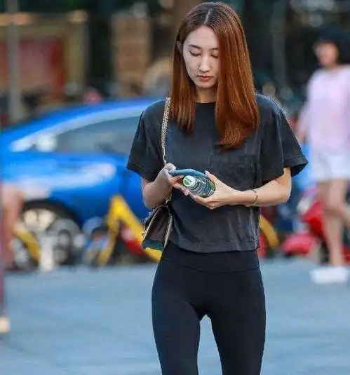 瑜伽裤不用什么花哨,任何年龄都可以轻松驾驭,溢出高级感