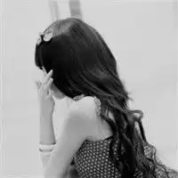 qq头像女生黑白色侧面卡