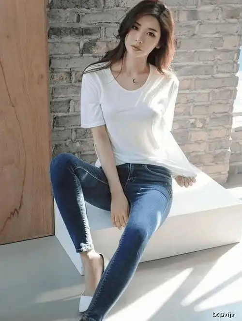 修身牛仔裤美女,连背影都是如此美丽