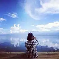 好看的背景是蓝色的海的女生头像