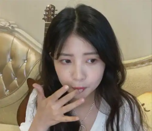 小七茶话会,赖美云吃播扎双马尾,美丽可爱颇似王艺瑾