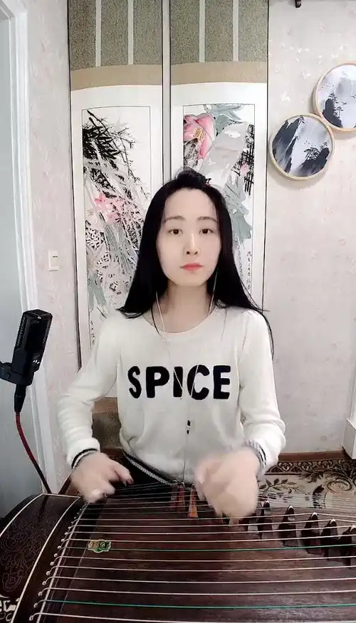 美女主播弹奏我只在乎你,旋律太优美了