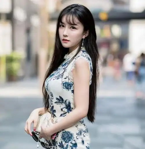 大红一字肩拉链搭配超短牛仔裤,洁白纯净,气质十足