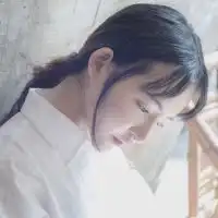 可谓造型百变的妹子头像,白色衣服纯洁少女