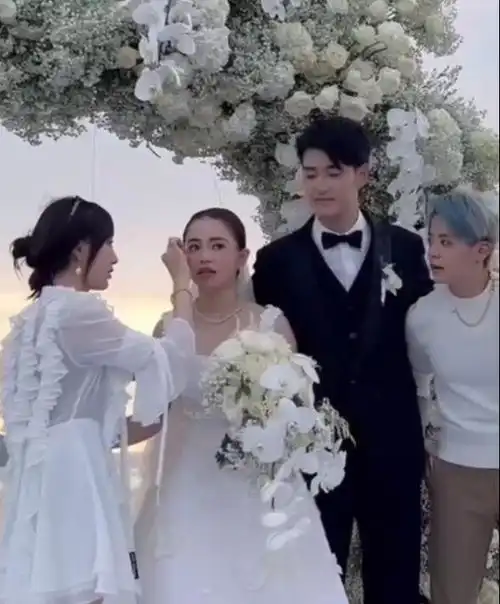 李珠衔和angelababy闺蜜大婚,现场众星云集,酒席风格引争议
