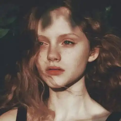 欧美头像女背着包黑白灰