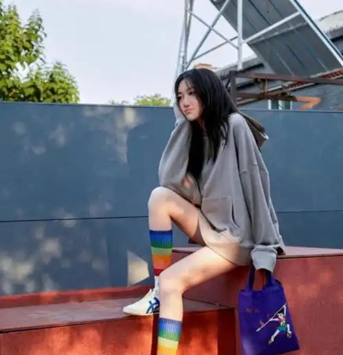 窦靖童新造型太吸睛两鬓剃光被调侃像精神小伙,李嫣却越来越美