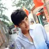 男生向前伸手挽留图片