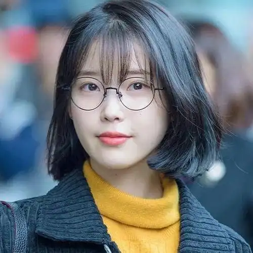 戴眼镜美女头像短烫发女