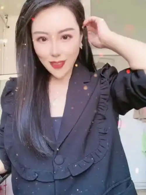 成熟是一个女人的假正经,幼稚才是她的真性情,一个爱你的女人,她可以将成熟给很多人,却唯独幼稚给了你,明白