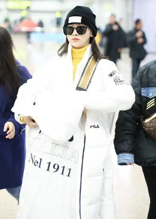 头像女生戴帽子和墨镜身