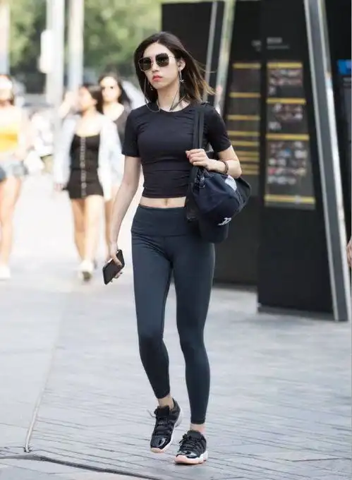 时尚紧致的打底裤,彰显出美女纤细的腰部线条,凸显傲人身材