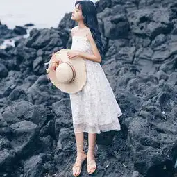 再多漂亮的裙子,也没有一件印花吊带连衣裙浪漫