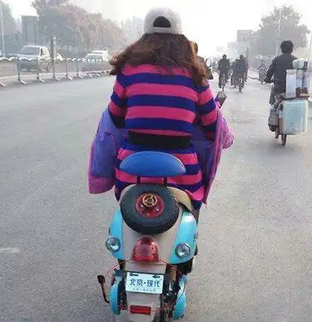 爆笑gif图这才是真真正正的女汉子,一个顶两,游刃有余