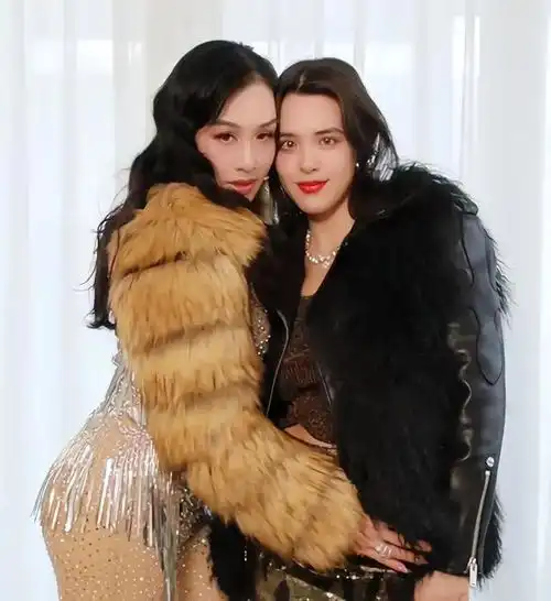 可爱小女孩头像大眼睛钟