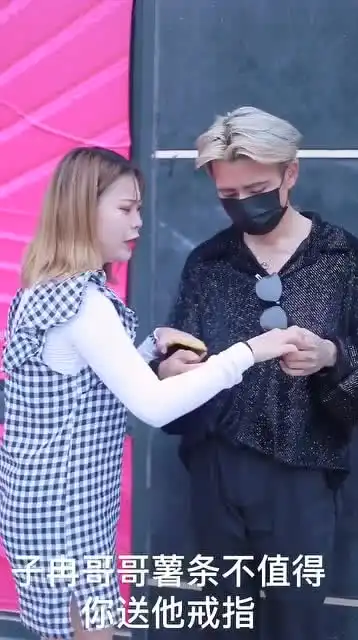闺蜜嫉妒好姐妹的爱情,从中作梗后,小情侣霸气秀恩爱