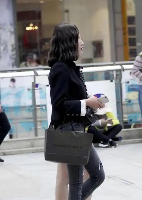 美女黑色外套白衬衫,穿出层次感,造型优雅气质