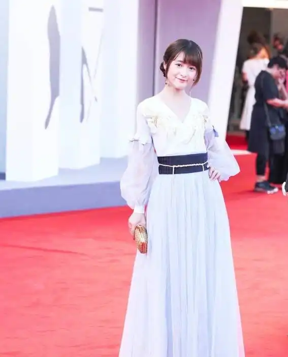 她是二次元少女却有导演梦,爆患良性肿瘤,活成人见人爱的美少女
