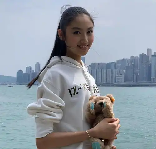 任达华一家游荷兰人到中年还穿情侣装秀恩爱,16岁女儿长相像爸