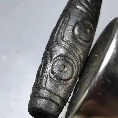 古玩收藏老包浆黑皮吸磁石铁陨石老料九眼天珠可吸磁铁大磁场天珠,一品好特惠