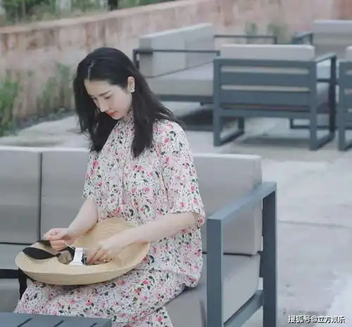 董花花晒日常,被吐槽不该用黑白头像,张大奕直播却用了同款背景