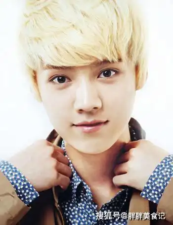 鹿晗小区乘凉被抓拍,纯素颜无发型,看清正脸后颜霸当之无愧