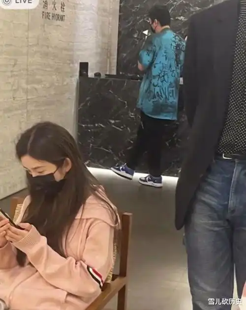 王思聪带新女友买奢侈品,女方颜值出众身材高挑,酷似网红小章