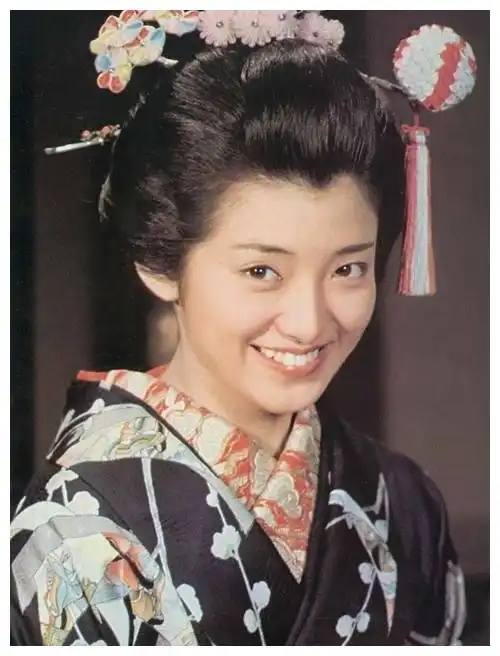 山口百惠近照流出身材富态丰满,61岁穿公主鞋烫蛋卷头像少女