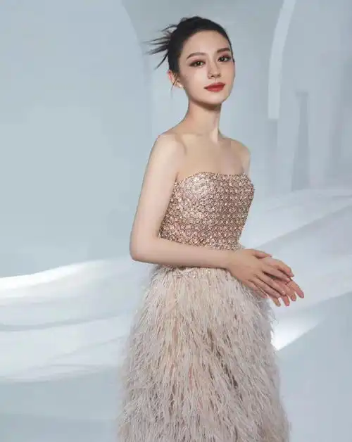 吉娜气质太好了,粉色抹胸羽毛裙搭丸子头,美得温婉又优雅