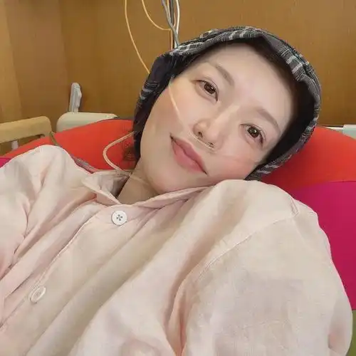 42岁美女医生网红癌逝生前子宫已摘除,放疗使头发全掉光仍化妆