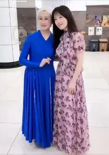 杨钰莹上海重阳节晚会献唱当你老了,碎花淑女长裙,又甜又美