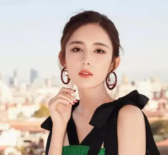 公认最美的27岁女孩,热巴只能排第二,第一盛世美颜