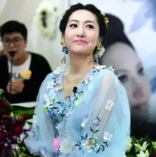 癌症美女为自己办了一场追悼会,她的道别视频,看哭了无数人