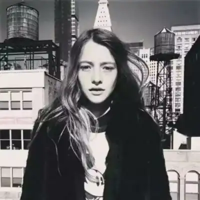 欧美头像女背着包拼接