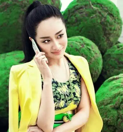 明星拍摄时尚大片,刘亦菲清新唯美,仙气十足,杨紫被吐槽乡村挂历风颜都美