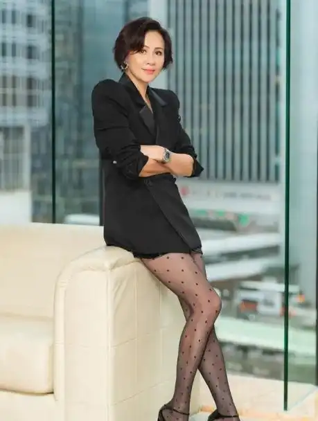 刘嘉玲与李冰冰同框,一蓝一白礼服十分吸睛,尽显成熟优雅女人味
