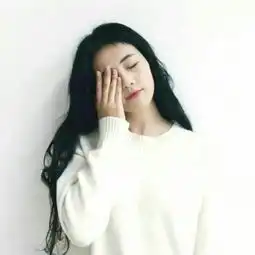 从这张图片中能开出这女孩现在的心情吗